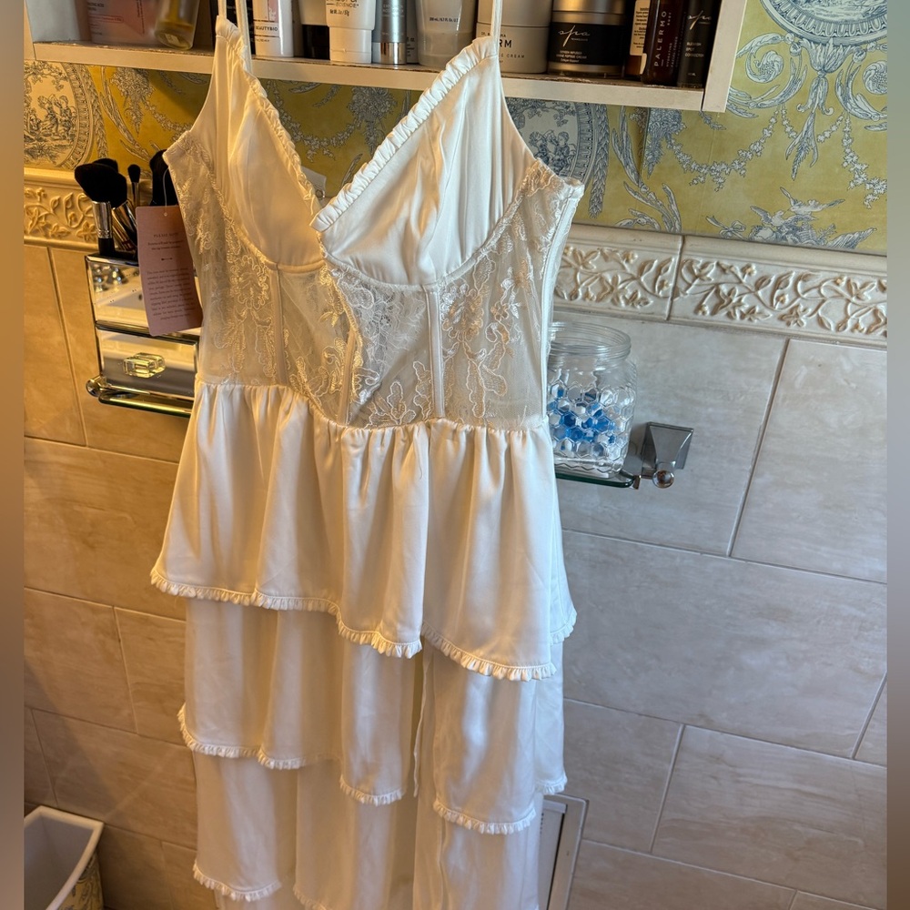 V. Chapman White Lace Tiered Wedding Dress - Picture 4 of 7
